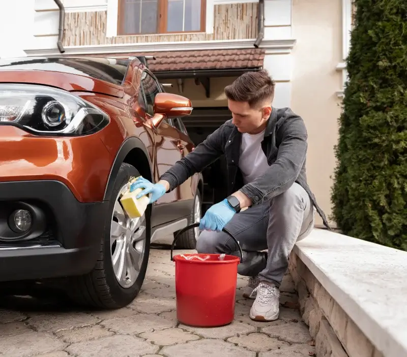 Lavage auto à domicile Poulainville : professionnel intervenant sur un véhicule